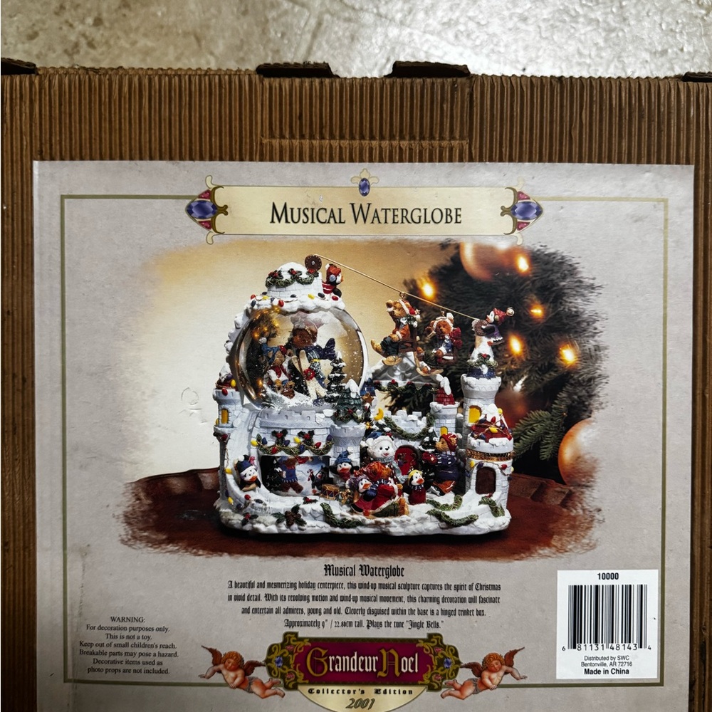 Grandeur Noel Musical Waterglobe